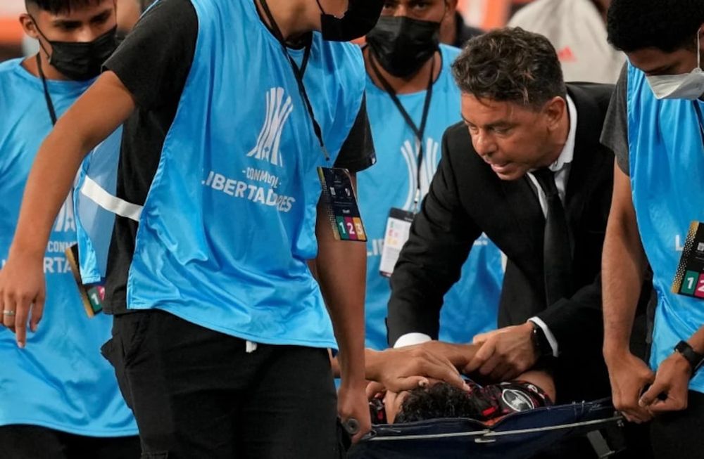 Marcelo Gallardo consuela a Robert Rojas, el defensor de River que sufrió fractura de tibia y peroné.