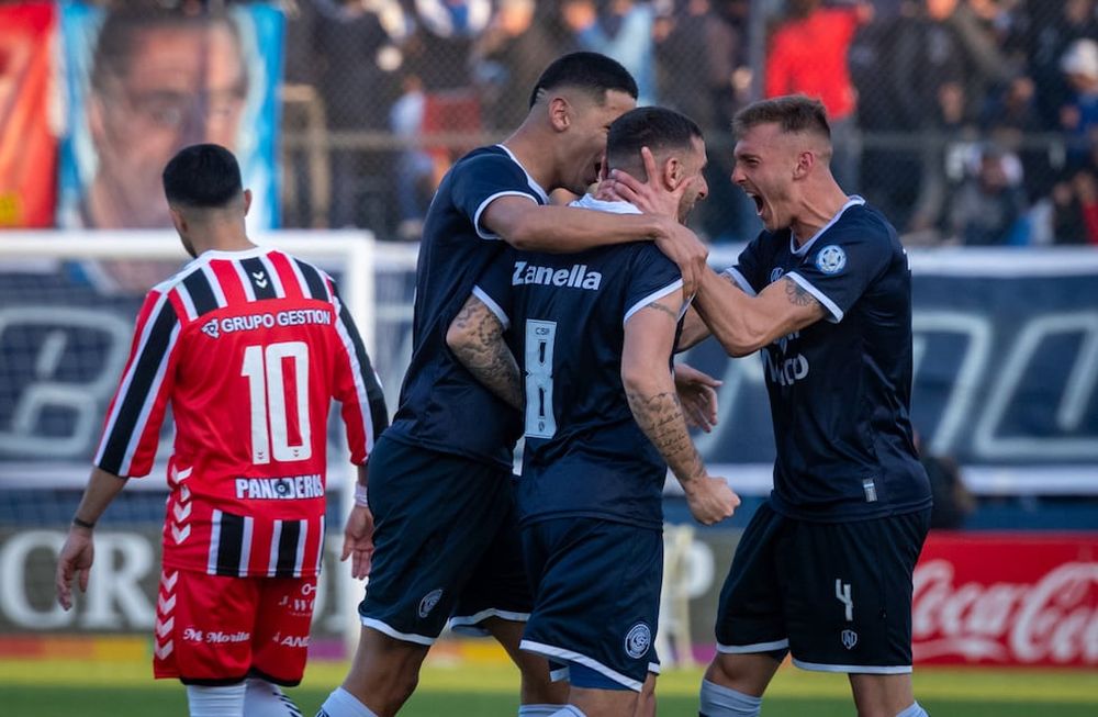 FutbolIndependiente Rivadavia le ganó ajustadamente a Chacarita 1 - 0 , uno de sus escoltas, por la fecha 21 de  la Zona B de la Primera Nacional y se mantiene firme como puntero. Foto: Ignacio Blanco / Los Andes