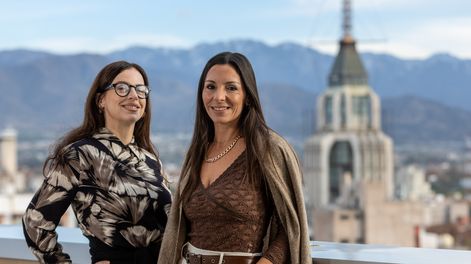 Mercedes Funes con Laura Rez Masud para En La Cima de Los Andes.