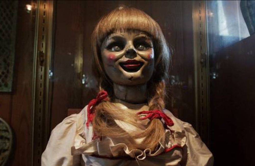 La muñeca maldita Anabelle sigue generando episodios extraños y suspenden las proyecciones en cines