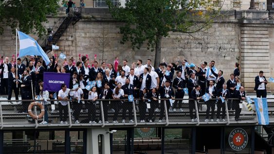 La selección de Argentina desfila por el río Sena, durante la ceremonia de inauguración de los Juegos Olímpicos de París 2024, este viernes en la capital francesa. Foto: EFE/Julio Muñoz