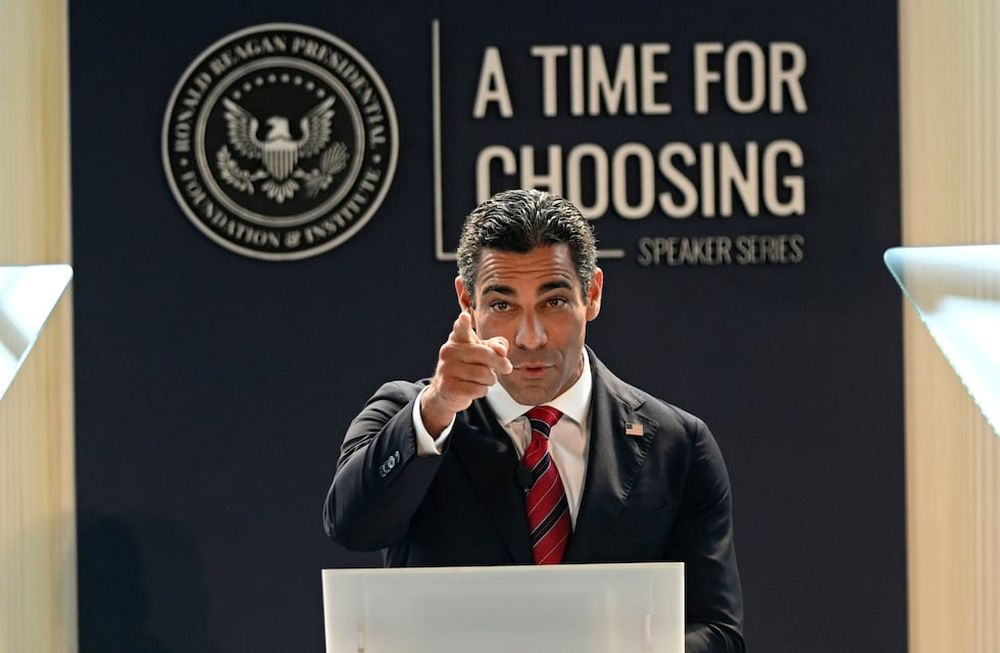 El alcalde de Miami Francis Suarez ofrece entradas para ver a Messi para recaudar fondos para su campaña presidencial.