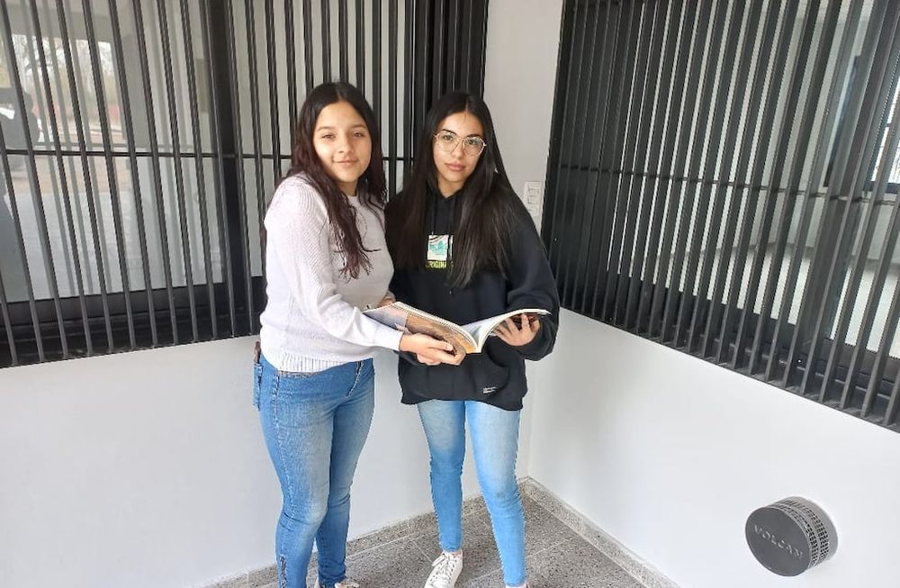 Sofía Poso agregó a su amiga Chiara como acompañante en el logro. | Foto: gentileza