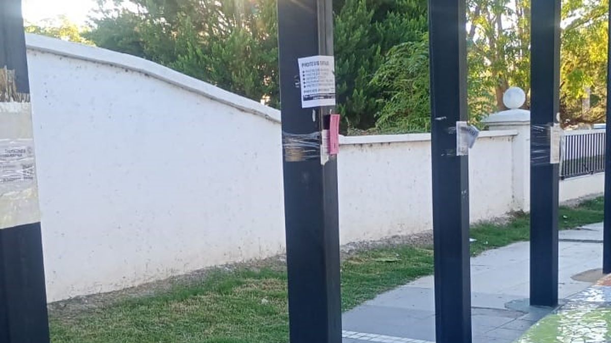San Martín contra las pegatinas publicitarias: denunciaron daños por los reiterados carteles en la calle