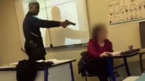 Un alumno francés amenazó con una pistola a una maestra en clase y el video se hizo viral