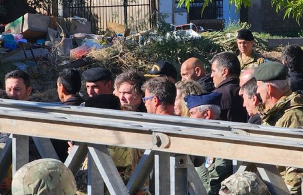 Tras las críticas, Milei llegó a Bahía Blanca a casi una semana del temporal (Clarín)