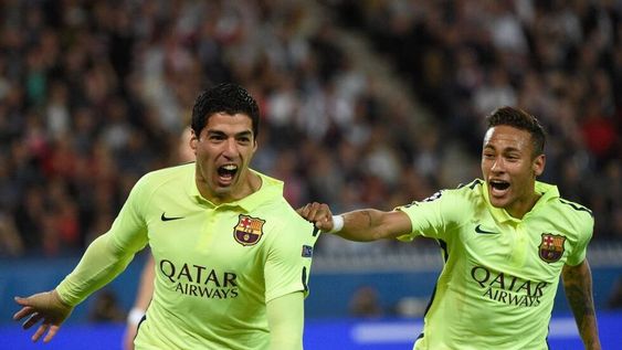 Con dos joyas de Suárez, el Barça venció al PSG y encaminó el pase a semis