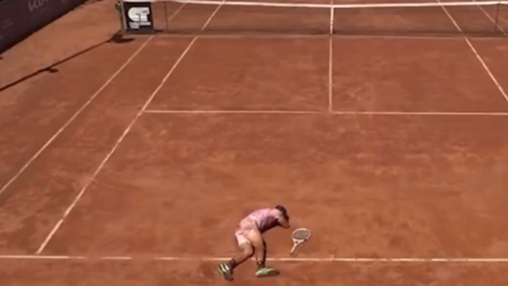 El video del mal momento de Guido Justo en Santiago