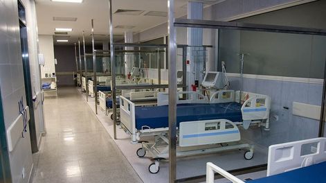 Las siete nuevas camas UTI habilitadas en el subsuelo de la ampliación para la Guardia del Hospital Central. / Foto: Gentileza