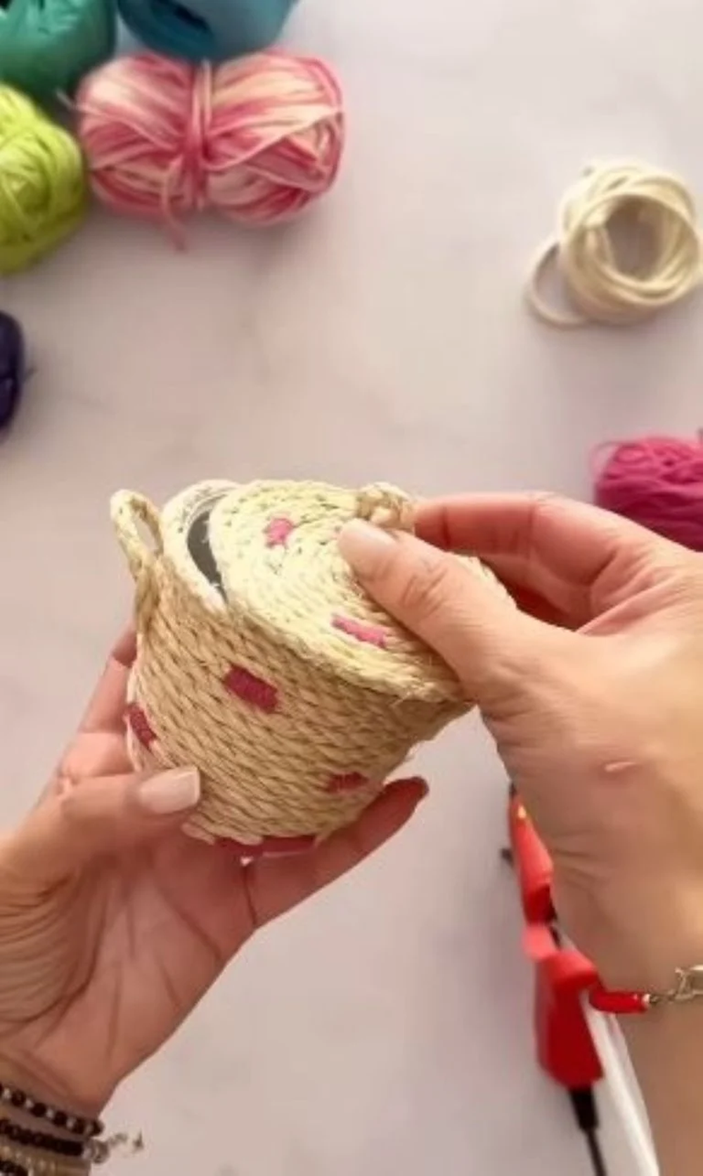 Los potes de queso crema pueden ser maravillosos adornos.