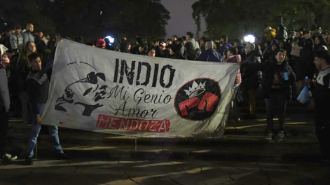 Fanáticos del Indio lo despiden en la plaza Independencia.