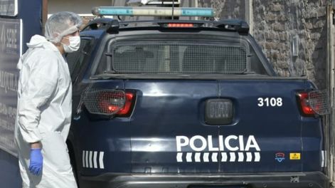 Los Andes | El aterrador cartel que el femicida había escrito a su ex en una pared: “A la gente que quieres, no la dejas de querer nunca”. Foto: Orlando Pelichotti / Los Andes.