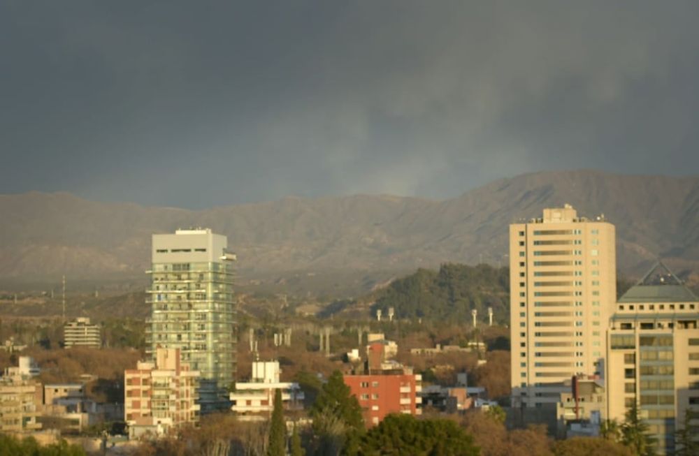 Aunque anoche y durante la madrugada de hoy se registraron algunas ráfagas, se espera que el Zonda baje al llano con mayor fuerza después del mediodía de hoy. Foto: Orlando Pelichotti / Los Andes.