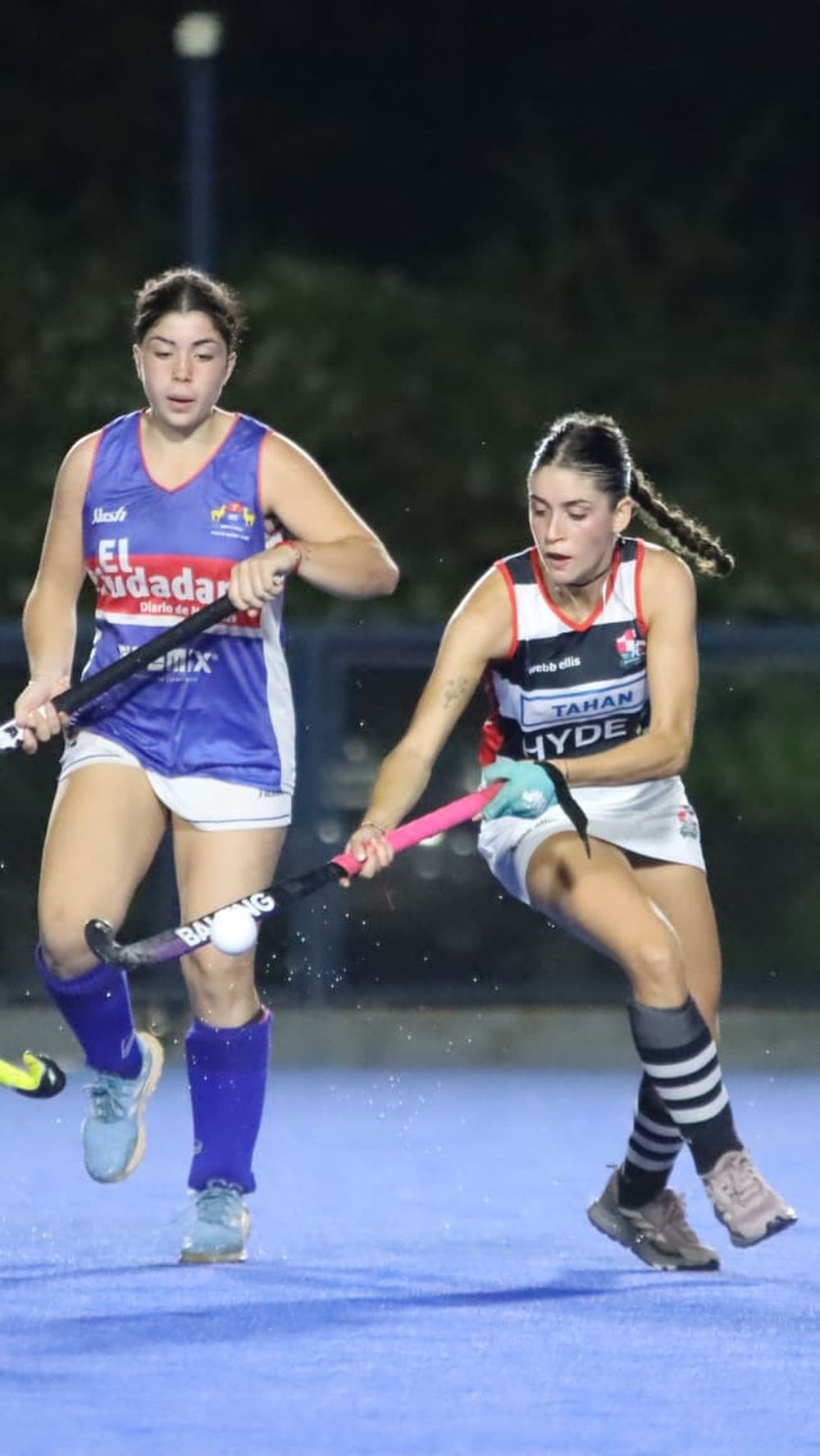 Hockey C&eacute;sped. "Pauli" Pelegrina lleva la bocha en el cotejo entre "Peuma" y Teq&uuml;e