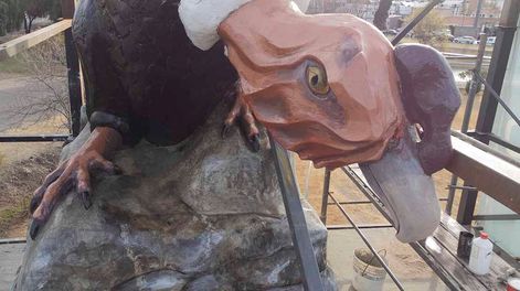 Los Andes | Restauración del monumento al Cóndor andino, ubicado en la intersección de Acceso Este y Acceso Sur de Guaymallén, donde el cóndor perdió su cabeza durante una tormenta de granizo.Los escultores ya colocaron la cabeza y están en los últimos retoques al m