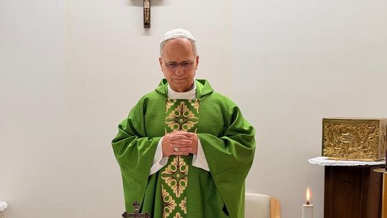 El papa León XIV celebró la Santa Misa en la sala habilitada en la décima planta del policlínico Gemelli