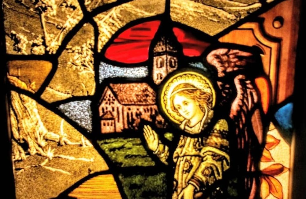 Detalle de un vitral premiado, en Buenos Aires, del maestro mendocino Félix Bunge. La pieza se creó a partir de fragmentos de distintas intervenciones. En el Evangelio de hoy nos llama a la oración. 