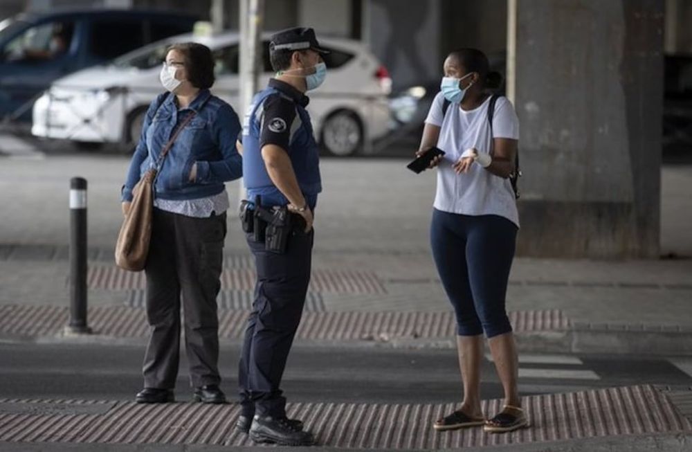 Madrid se despertó el sábado en su primer día de confinamiento parcial, con la policía controlando las entradas y salidas de la capital de España, que se ha convertido en el epicentro de la segunda ola del coronavirus en Europa.