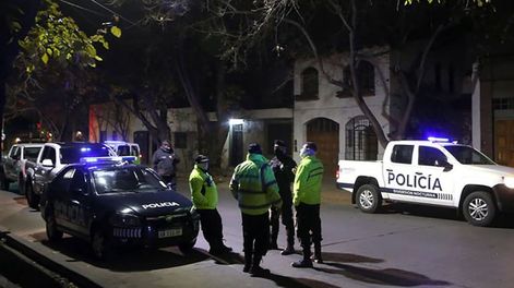 Los Andes | La policía y funcionarios municipales asisten a desbaratar  los festejos ilegales tras denuncias de vecinos