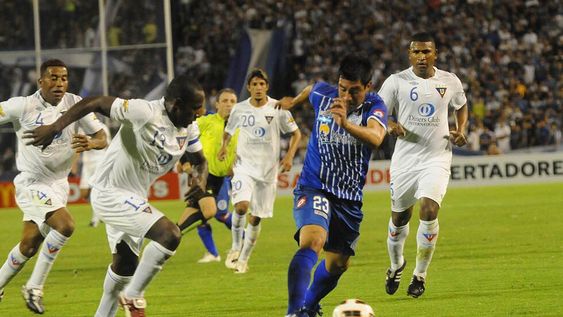 Ariel Rojas maniobra entre defensores de la Liga de Quito, el primer rival internacional que tuvo Godoy Cruz en la Copa Libertadores / José Gutiérrez- Los Andes.