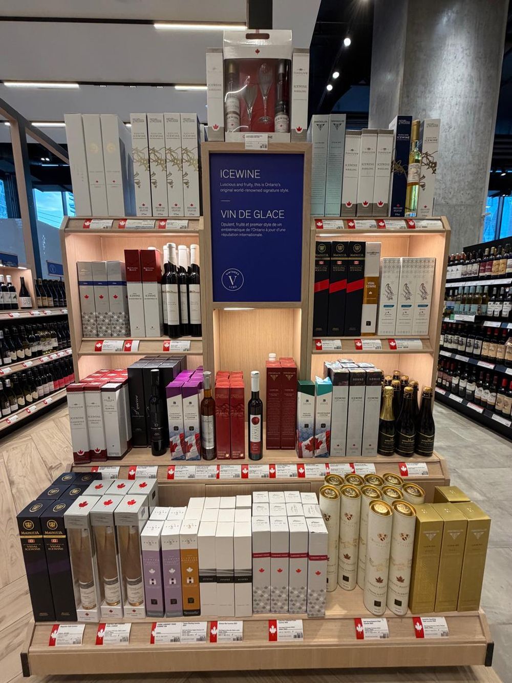 El ice wine de Canadá es un vino dulce exclusivo, elaborado con uvas congeladas naturalmente en la vid a temperaturas entre -8°C y -12°C, generalmente en Ontario.