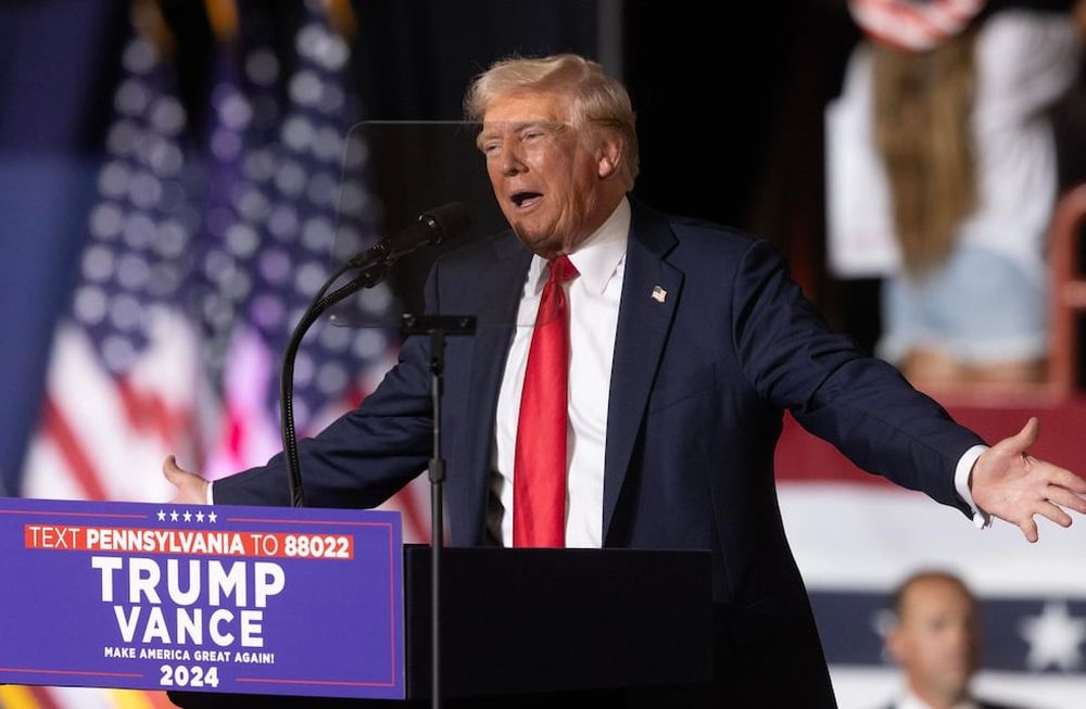 El ex presidente estadounidense Donald J. Trump celebra una manifestación en New Holland Arena en Harrisburg, Pensilvania, EE.UU., el 31 de julio de 2024. Foto: EFE/EPA/MICHAEL REYNOLDS