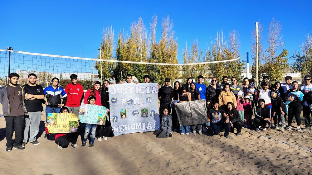 Familiares y amigos de Nehemías Herrera se concentraron en la cancha de beach vóley donde solían reunirse. El cartel fue elaborado por sus compañeros de grupo.
