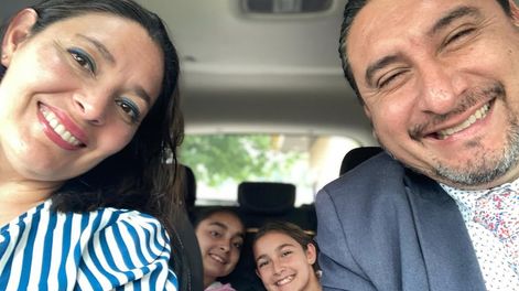 Los Andes | Fernando Funes y Carolina son mendocinos, pero se conocieron y enamoraron en los Estados Unidos. En la foto, junto a sus dos hijas, Melina y Angelina.