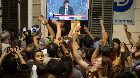 Los Andes | Festejos búnker mendocino de La Libertad Avanza. El espacio que lidera Javier Milei, obtuvo en Mendoza más de 71,15% de los sufragios, el segundo porcentaje más alto en las provincias, detrás de Córdoba, dónde el libertario sacó más de 74%.  Foto: Ignac