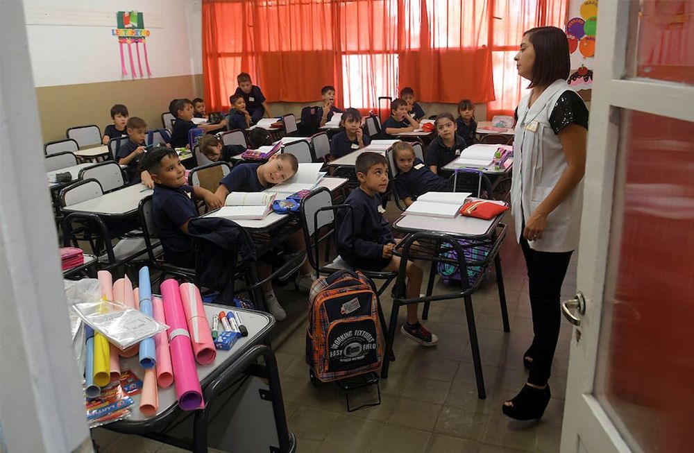 Con aumentos que superan 250%, malabares de familias y docentes para tener los materiales para el inicio de clases. Reciclar lo que ha quedado, reparar mochilas ya irreparables de tanto uso, comprar lo indispensable y búsqueda de promociones, son parte de las estrategias a las que se ha debido apelar ante condiciones económicas tan complicadas. La DGE ha pedido austeridad en la solicitud de materiales y uniformesFoto: Orlando Pelichotti /Los Andes