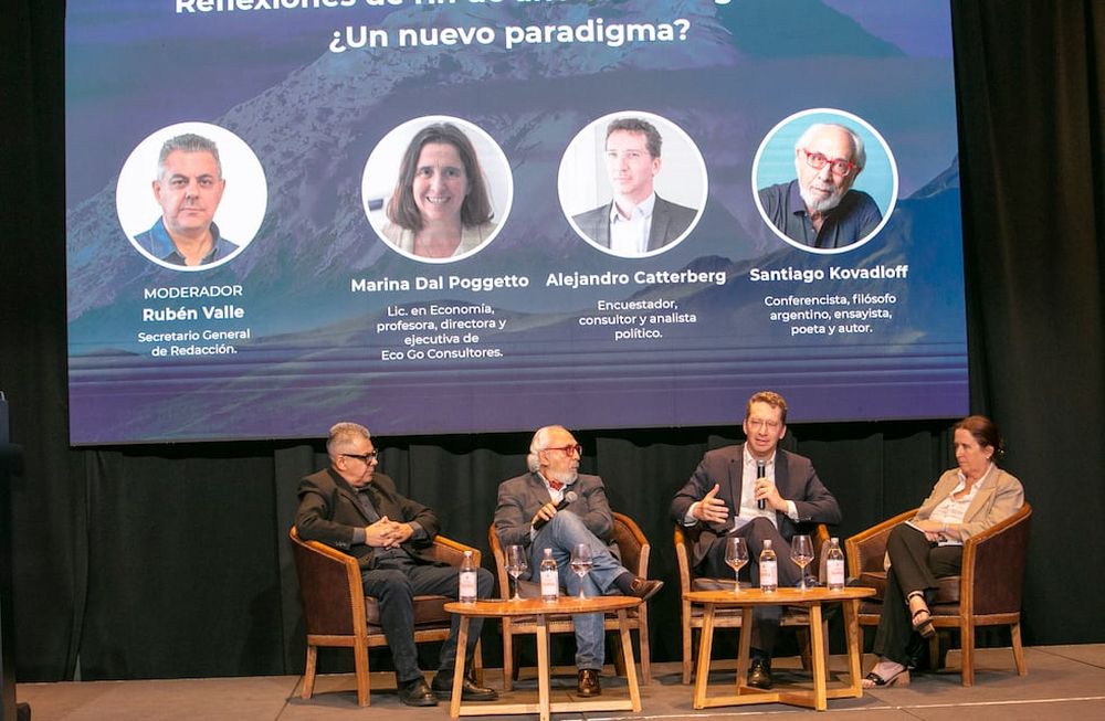 La economista Marina Dal Poggetto, el analista político Alejandro Catterberg y el filósofo Santiago Kovadloff fueron los expositores durante el evento por los 141 Años de Los Andes y Rubén Valle, secretario de redacción, fue el moderador de la exposición. Foto: Los Andes