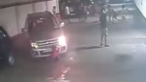 Increíble: un niño fue arrollado por un auto, luego se levantó y siguió jugando al fútbol
