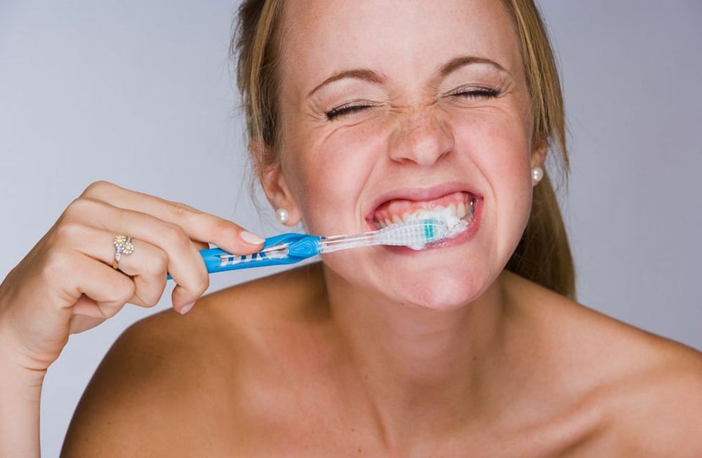 Cómo limpiar el cepillo de dientes, paso a paso