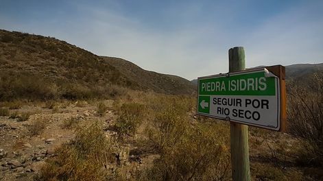 Los Andes | La misteriosa piedra de Isidris y su recorrido, se encuentra a 16 Km. al noroeste del Km. 0 de Mendoza sobre el río Casa De Piedra a 1.270 Mts. de altura en el Challao, Las Heras, cerca del cerro Arco, Es conocida como Isidris. Ciudad Dorada Intraterrena