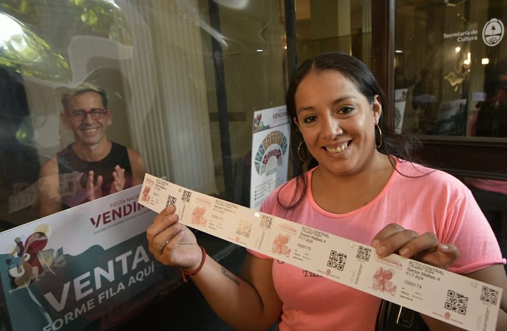 Gimena Dhuil fue la primera persona en comprar entrada remanente para la Vendimia. Llegó al teatro Independencia a las 23 del martes. (Orlando Pelichotti / Los Andes)