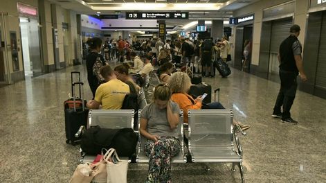 El paro dispuesto por los controladores aéreos nucleados en ATEPSA (Asociación Técnicos y Empleados de Protección y Seguridad a la Aeronavegación) comenzó a sentirse este viernes en los aeropuertos del país.
