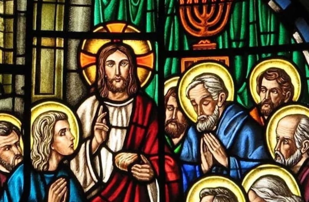 Tomando en sus manos una copa de vino, pronunció la acción de gracias, se la dio, todos bebieron y les dijo: “Ésta es mi sangre, sangre de la alianza.