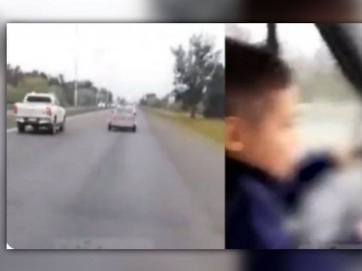 un padre obligó a su hijo de 7 años a manejar en una autopista y lo grabó