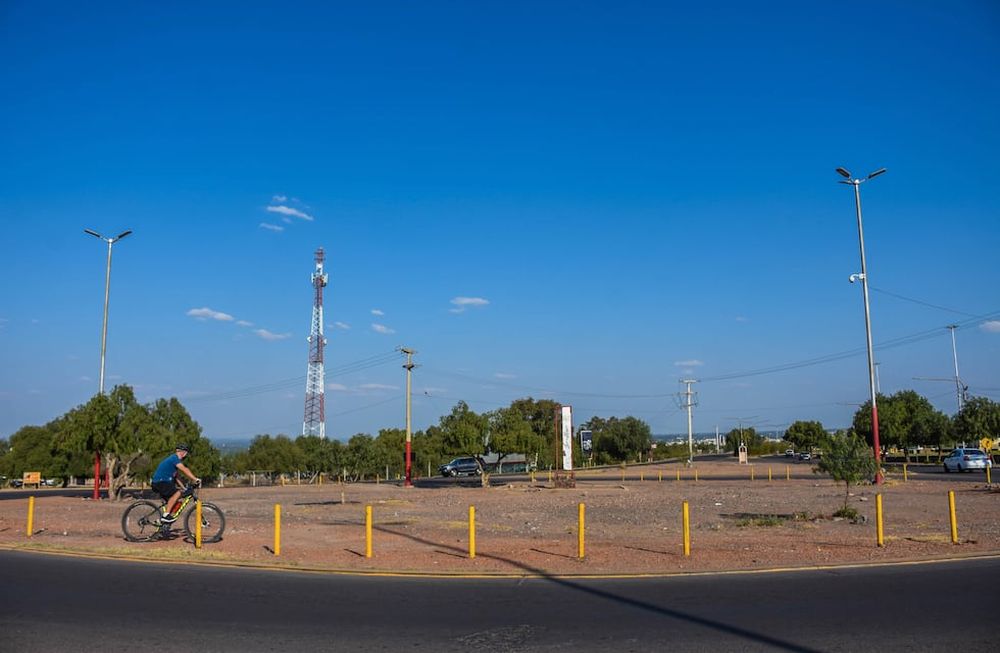 En Las Heras llaman a concurso para hacer una escultura en homenaje a San Martín. La colocarán en la rotonda de Regalado Olguín y casi Champagnat, de El Challao. / Mariana Villa