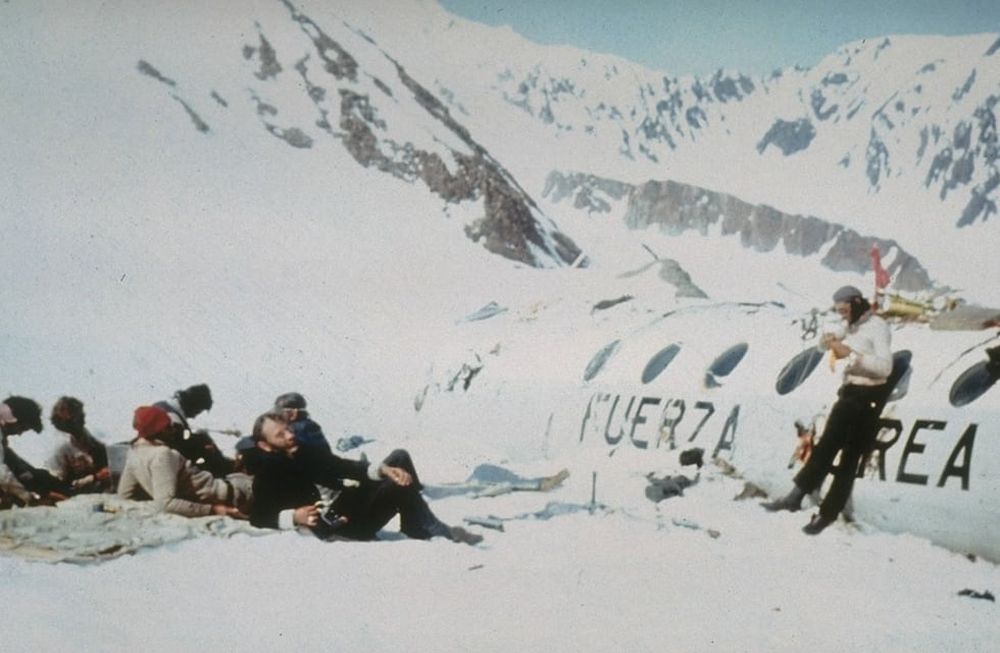 Tragedia de Los Andes: una imagen tomada por los sobrevivientes en la que se ve a los rugbiers uruguayos y los restos del avión en que viajaban, estrellado en la cordillera mendocina.