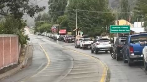 Una larga fila de autos en Los Andes esperaba cruzar hacia Mendoza&nbsp;