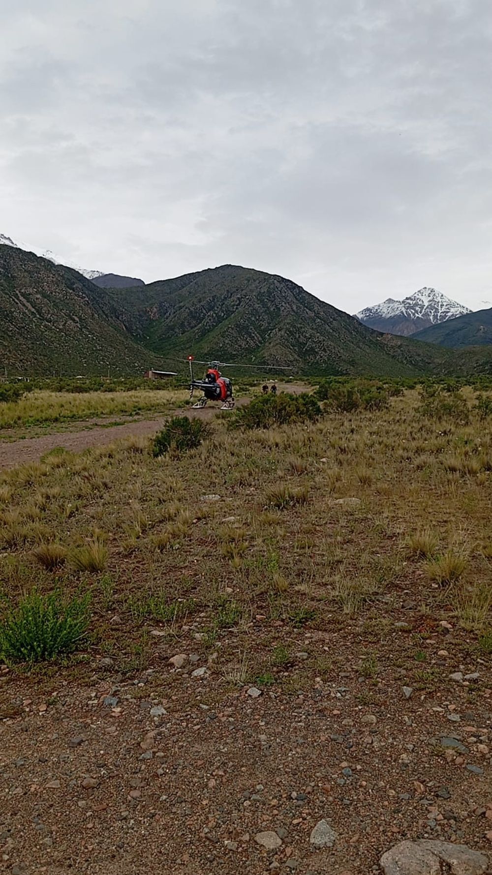 El Halcón 01 en la búsqueda de los ciclistas australianos en Tunuyán. Gentileza Ministerio de Seguridad y Justicia. 