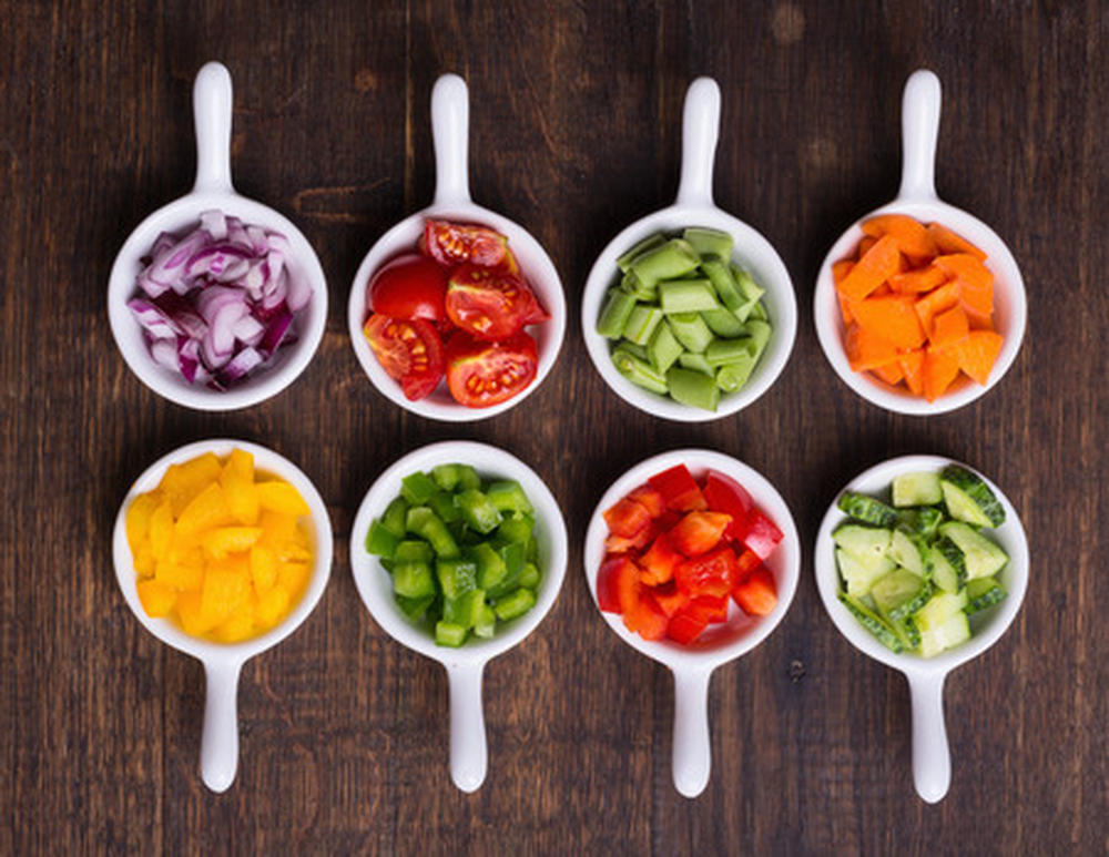 Las verduras deben reservarse en distintos bowls para evitar que se crucen los sabores y así poder preparar una deliciosa comida. - Imagen ilustrativa 