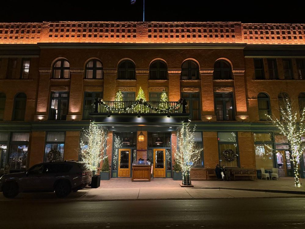 Fachada del histórico Hotel Jerome en Aspen