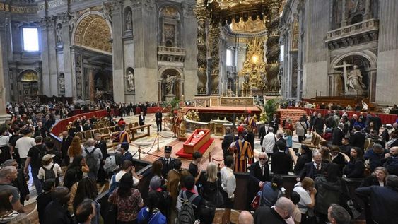 Fieles rinden homenaje al difunto papa Francisco, en el altar en la Basílica de San Pedro, en la Ciudad del Vaticano&nbsp;