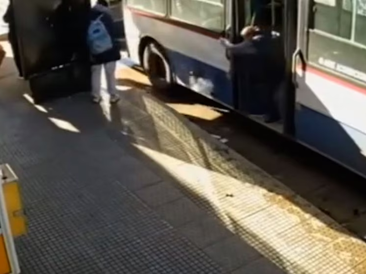 Una jubilada fue arrastrada por un colectivo al intentar bajar y todo quedó filmado. &nbsp;