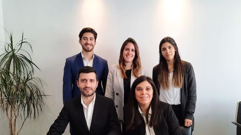 Los Andes | El equipo de Nix Valores: Fernando Ibarra, Julieta Di Paola y Camila Curello (de pie), Juan Francisco Blotta y Jaquelina Pino (sentados).