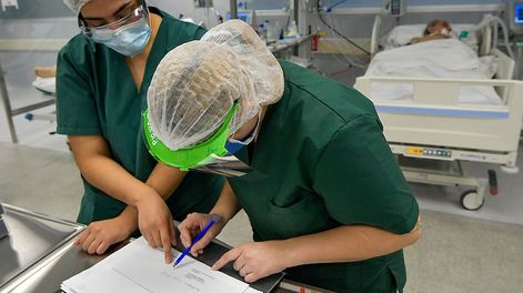 Los Andes | En la UTI Covid del hospital Central admiten que este año son muchos los pacientes de 30 a 50 años intubados. Foto: Orlando Pelichotti / Los Andes.
