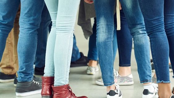 La temporada de estos jeans logran equilibrio entre comodidad y elegancia.