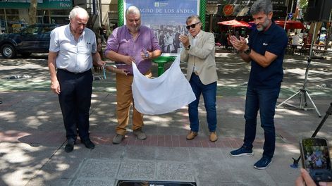 Los Andes | Cónsul Homero Pineda, Horacio Uliarte, Gustavo Capone y Ulpiano Suárez descubren la placa que rinde homenaje a los uruguayos de la Tragedia de los Andes.Foto: Orlando Pelichotti